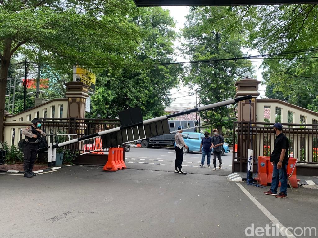 Ketatnya Pengamanan Markas Polisi di Jakarta Pascabom Bunuh Diri di Bandung