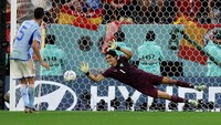 Lanjut ke babak adu penalti, Yassine Bounou kiper Maroko tampil luar biasa dengan menepis tiga penalti Spanyol. (Clive Brunskill/Getty Images).