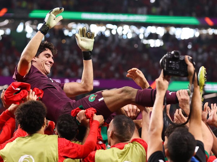AL RAYYAN, QATAR - DECEMBER 06: Yassine 'Bono' Bounou of Morocco is thrown in the air by his teammates after the penalty shootout during the FIFA World Cup Qatar 2022 Round of 16 match between Morocco and Spain at Education City Stadium on December 06, 2022 in Al Rayyan, Qatar. (Photo by Alex Livesey - Danehouse/Getty Images)