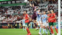Bahkan selama 90 menit waktu normal dan babak tambahan 2x15 menit, Yassine Bounou berkali-kali mampu menepis tendangan pemain Spanyol. (Koji Watanabe/Getty Images).