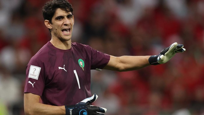 Potret Yassine Bounou, Kiper Maroko yang Bikin Spanyol Mati Kutu AL RAYYAN, QATAR - DECEMBER 06: Yassine Bounou of Morocco in action during the FIFA World Cup Qatar 2022 Round of 16 match between Morocco and Spain at Education City Stadium on December 06, 2022 in Al Rayyan, Qatar. (Photo by Clive Brunskill/Getty Images)