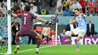 Yassine Bounou dari Maroko menghadapi Pablo Sarabia dari Spanyol saat pertandingan Piala Dunia FIFA Qatar 2022 Babak 16 besar antara Maroko dan Spanyol di Education City Stadium di Al Rayyan, Qatar, Rabu (5/12/2022). (Lionel Hahn/Getty Images).