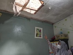 Cerobong Asap Pabrik Roboh di Bandung, Warga Berhamburan ke Luar