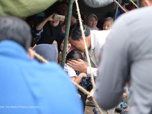 Momen Prabowo Kecup Anak Terdampak Gempa Cianjur
