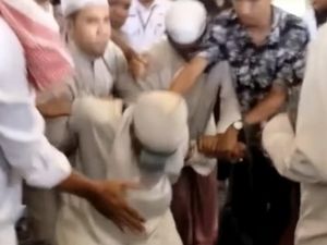 Pria di Samarinda Rebut Mikrofon Imam Masjid Usai Salat Ditangkap Pria di Samarinda Rebut Mikrofon Imam Masjid Usai Salat Ditangkap