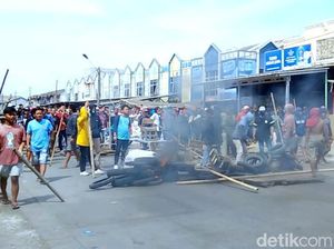 Momen Kericuhan saat Relokasi Pasar Rengasdengklok Karawang!