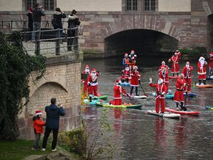 Sambut Natal, Rombongan Sinterklas Dayung Papan di Sungai Prancis Sambut Natal, Rombongan Sinterklas Dayung Papan di Sungai Prancis