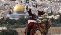 Sambut Natal, Sinterklas Naik Unta di Kota Tua Yerusalem