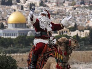 Sambut Natal, Sinterklas Naik Unta di Kota Tua Yerusalem Sambut Natal, Sinterklas Naik Unta di Kota Tua Yerusalem