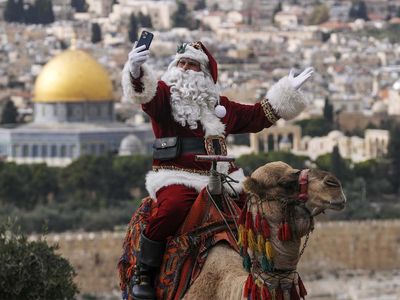 Sambut Natal, Sinterklas Naik Unta di Kota Tua Yerusalem