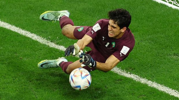 SOCCER-WORLDCUP-MAR-ESP/REPORT Soccer Football - FIFA World Cup Qatar 2022 - Round of 16 - Morocco v Spain - Education City Stadium, Al Rayyan, Qatar - December 6, 2022 Morocco's Yassine Bounou saves a penalty missed by Spain's Carlos Soler REUTERS/Lee Smith TPX IMAGES OF THE DAY
