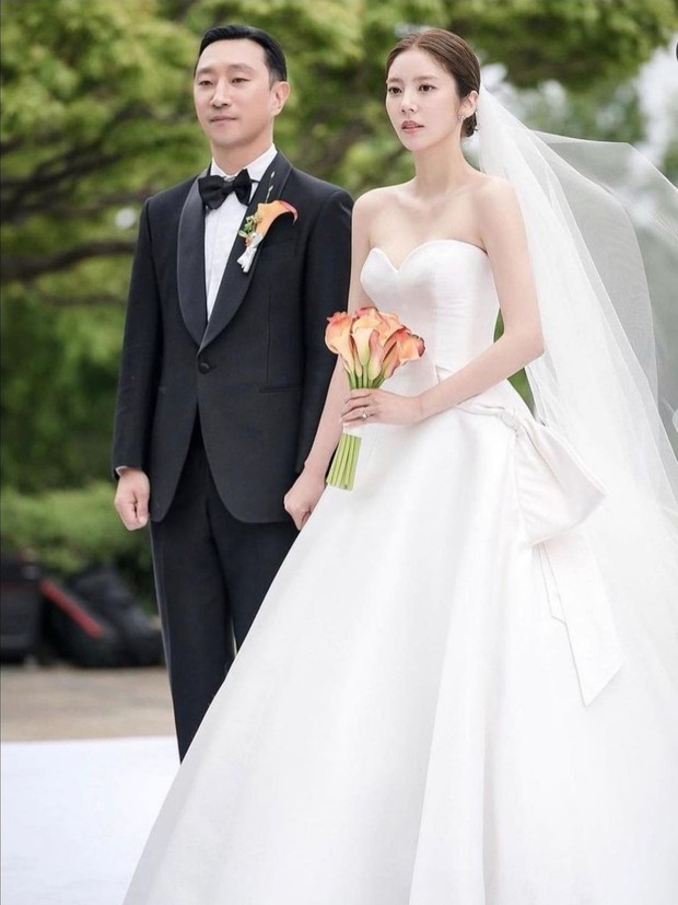Son Dam Bi gaun pengantin Korea 2022