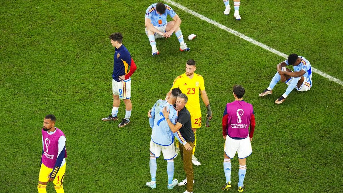 Spanyol tersingkir di babak 16 besar Piala Dunia 2022 usai kalah dari Maroko lewat adu penalti (Foto: AP/Petr David Josek)