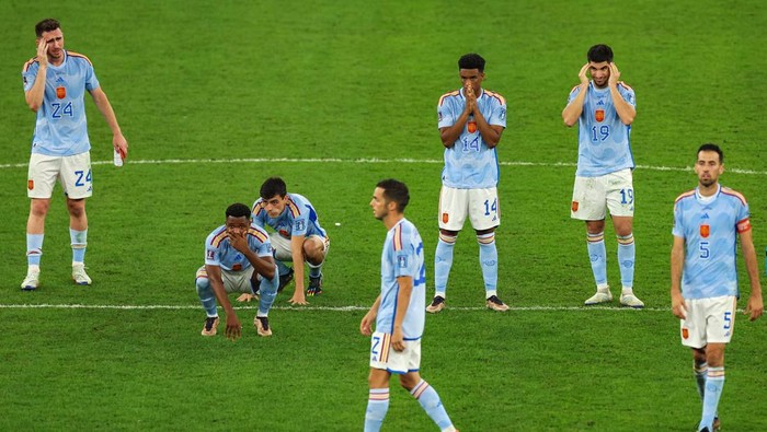 AL RAYYAN, QATAR - DECEMBER 06: Spain players react after the penalty shootout loss during the FIFA World Cup Qatar 2022 Round of 16 match between Morocco and Spain at Education City Stadium on December 06, 2022 in Al Rayyan, Qatar. (Photo by Patrick Smith - FIFA/FIFA via Getty Images)