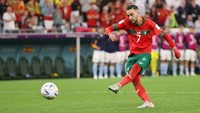 Hakim Ziyech bawa Maroko unggul 2-0 setelah tembakannya ke tengah mengecoh Simon.