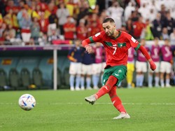 Hakim Ziyech bawa Maroko unggul 2-0 setelah tembakannya ke tengah mengecoh Simon.
