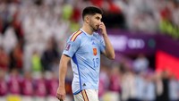 Eksekutor kedua Spanyol Carlos Soler juga gagal ketika tembakannya tertahan Bonou.