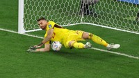 Simon menghadirkan harapan untuk Spanyol kala bisa menepis tendangan Badr Benoun.