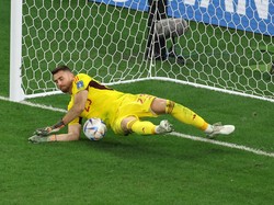 Simon menghadirkan harapan untuk Spanyol kala bisa menepis tendangan Badr Benoun.