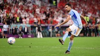 Sergio Busquets gagal tembakannya bisa ditepis Bonou.