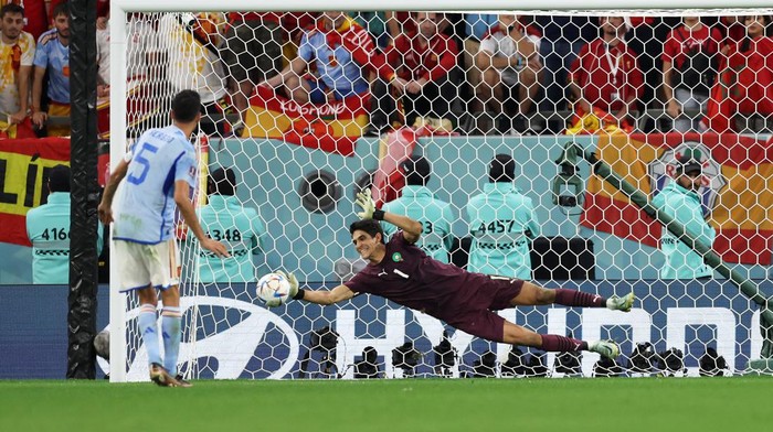AL RAYYAN, QATAR - DECEMBER 06: Sergio Busquets of Spain watches as his penalty is saved by Yassine Bounou of Morocco in the shoot out after extra time during the FIFA World Cup Qatar 2022 Round of 16 match between Morocco and Spain at Education City Stadium on December 06, 2022 in Al Rayyan, Qatar. (Photo by Clive Brunskill/Getty Images)