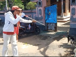 Tim Vaksinasi Rabies Jembrana Kejar-kejaran Buru Anjing di Gilimanuk