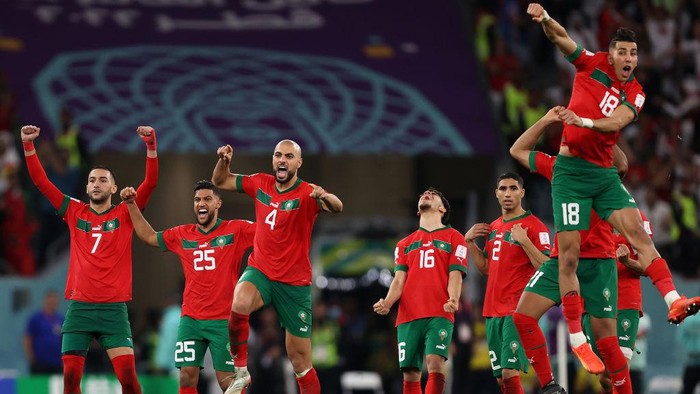 AL RAYYAN, QATAR - DECEMBER 06: Morocco players celebrate after their win in the penalty shoot out during the FIFA World Cup Qatar 2022 Round of 16 match between Morocco and Spain at Education City Stadium on December 06, 2022 in Al Rayyan, Qatar. (Photo by Julian Finney/Getty Images)