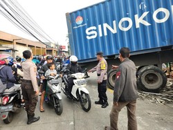 Truk Kontainer Tabrak Warung gegara Tak Kuat Nanjak di Ciawi Bogor