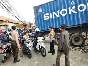 Truk Kontainer Tabrak Warung gegara Tak Kuat Nanjak di Ciawi Bogor Truk Kontainer Tabrak Warung gegara Tak Kuat Nanjak di Ciawi Bogor