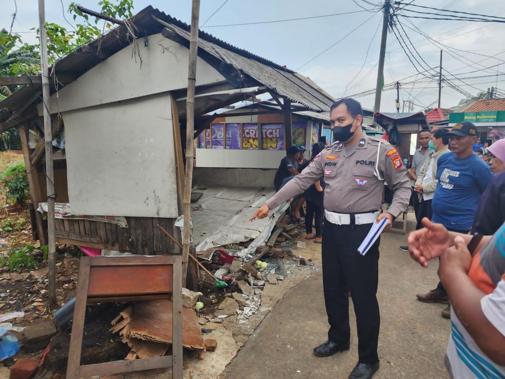 Truk Mundur Seruduk Gerobak Pedagang di Bekasi, 1 Orang Tewas