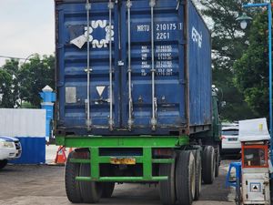 Pilu Balita di Bekasi Tewas Ditabrak Truk Mundur Pilu Balita di Bekasi Tewas Ditabrak Truk Mundur