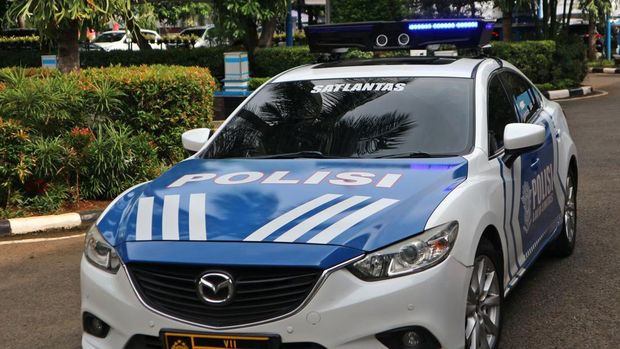 Mobil patroli Ditlantas Polda Metro Jaya yang terpasang perangkat 'Electronic Traffic Law Enforcement (ETLE) Mobile' melintas di Mapolda Metro Jaya, Jakarta, Rabu (7/12/2022). Polda Metro Jaya mulai menguji coba penindakan tilang kendaraan bermotor elektronik dengan menggunakan 11 kendaraan patroli khusus yang dilengkapi 'ETLE mobile' di ruas-ruas jalan raya DKI Jakarta dan Tangerang Selatan yang tidak terpasang kamera ETLE statis. ANTARA FOTO/Aditya Pradana Putra/tom.