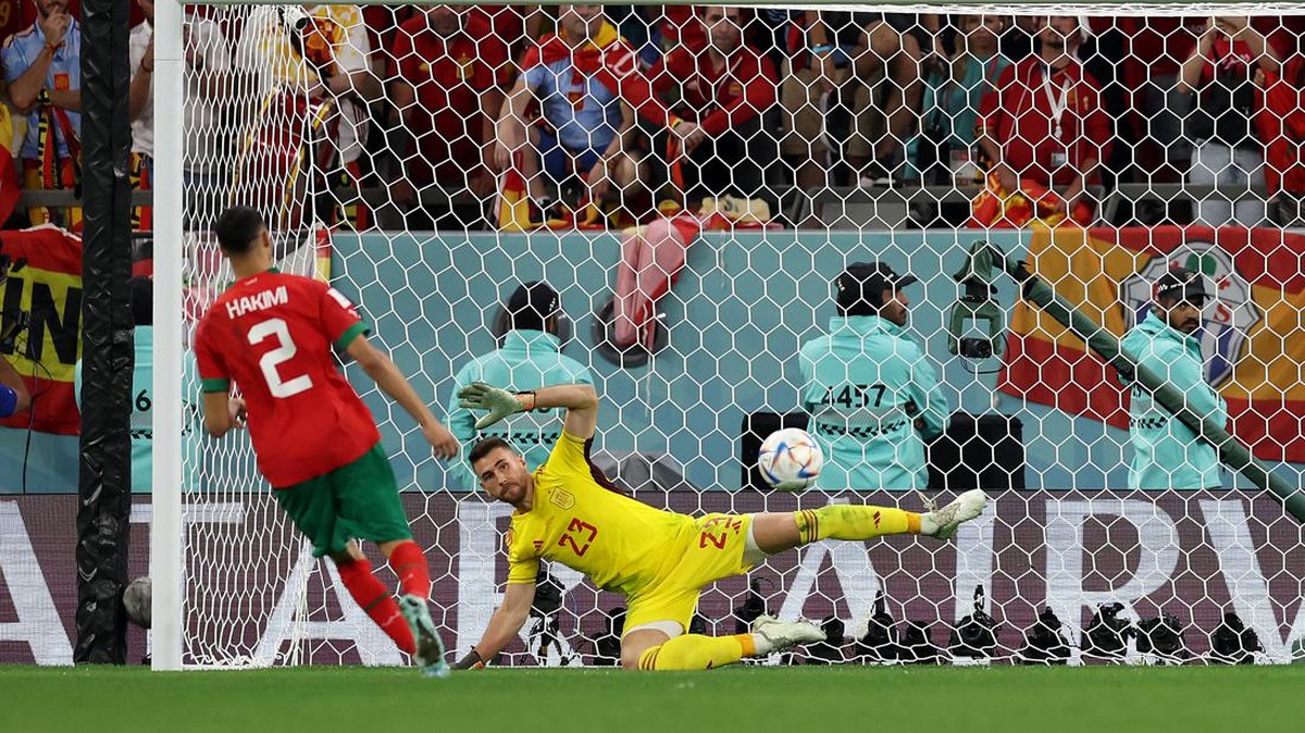 Unai Simon tiga kali bobol dalam adu penalti lawan Maroko. (Foto: Getty Images/Clive Brunskill)