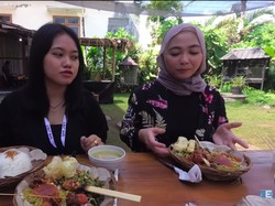 Heboh Wanita Berhijab Makan Sate Babi hingga Penjual Nasi Tauge Mahal