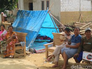Warga Godo Pati Bertahan di Tenda Sejak Banjir Bandang Menerjang Pekan Lalu