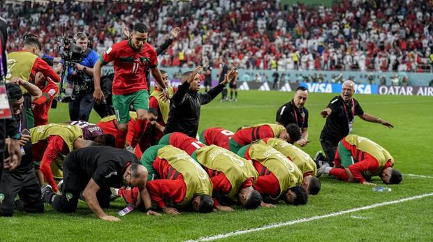 Morocco's players celebrate their victory over Spain during the World Cup round of 16 soccer match between Morocco and Spain, at the Education City Stadium in Al Rayyan, Qatar, Tuesday, Dec. 6, 2022. (AP Photo/Martin Meissner)