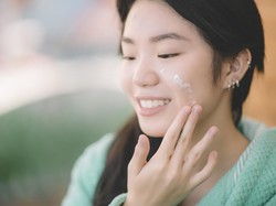 8 Pilihan Sunscreen untuk Kulit Berjerawat, Wajib Pakai Setiap Hari
