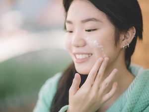 Rekomendasi 7 Sunscreen Hybrid yang Tidak Meninggalkan Whitecast Rekomendasi 7 Sunscreen Hybrid yang Tidak Meninggalkan Whitecast