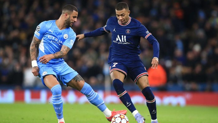 MANCHESTER, ENGLAND - NOVEMBER 24: Kyle Walker of Man City and Kylian Mbappe of PSG during the UEFA Champions League group A match between Manchester City and Paris Saint-Germain at Etihad Stadium on November 24, 2021 in Manchester, United Kingdom. (Photo by Simon Stacpoole/Offside/Offside via Getty Images)