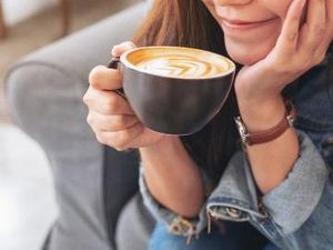 Ini Sebabnya Minum Kopi Cepat-cepat Bikin Perut Sakit