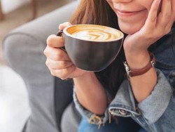 Ini Sebabnya Minum Kopi Cepat-cepat Bikin Perut Sakit