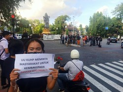 Mahasiswa Bali Gelar Demo Tolak 5 Pasal KUHP Baru