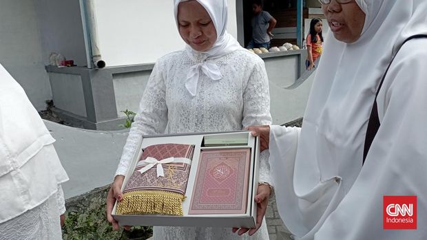 Acara semaan Al-Quran yang menjadi bagian dari prosesi jelang pernikahan Kaesang-Erina telah digelar di kediaman calon mempelai wanita di Dusun Purwosari, Mlati, Sleman, Yogyakarta, Kamis (7/12).