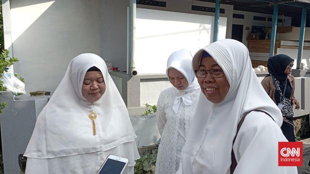 Acara semaan Al-Quran yang menjadi bagian dari prosesi jelang pernikahan Kaesang-Erina telah digelar di kediaman calon mempelai wanita di Dusun Purwosari, Mlati, Sleman, Yogyakarta, Kamis (7/12).