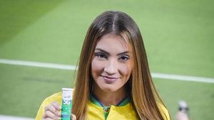 8 Foto Istri Pesepak Bola Casemiro, WAGs Brasil Pakai Jersey Crop di Qatar