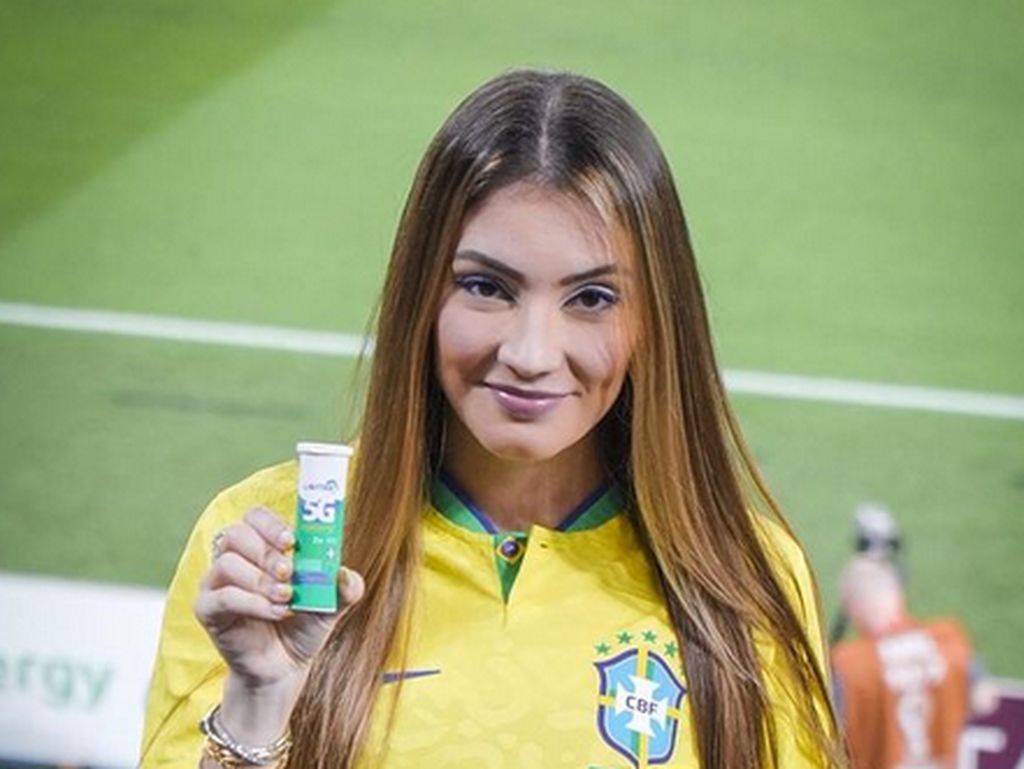 8 Foto Istri Pesepak Bola Casemiro, WAGs Brasil Pakai Jersey Crop di Qatar 8 Foto Istri Pesepak Bola Casemiro, WAGs Brasil Pakai Jersey Crop di Qatar
