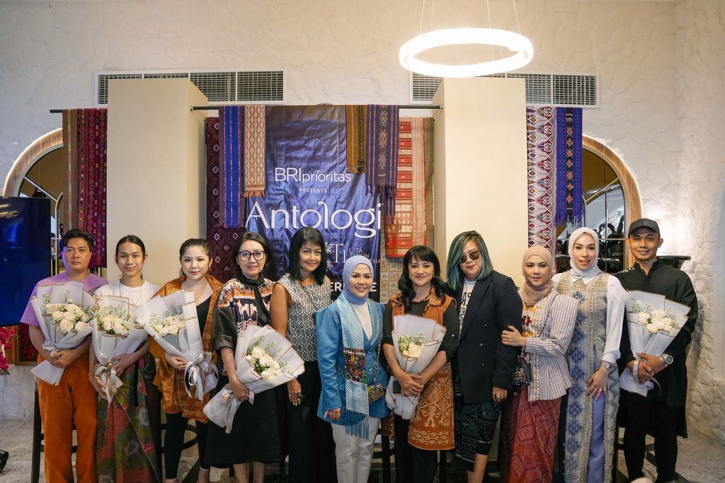 Antologi: Kolaborasi Cita Tenun Indonesia dengan Tiga Rumah Mode Tanah Air