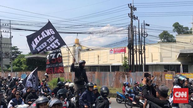 Kelompok suporter Arema FC, Aremania, kembali melakukan demontrasi menuntut pengusutan Tragedi Kanjuruhan. Aksi itu mereka lakukan dengan menutup askes jalan utama Malang Raya, yakni wilayah pintu masuk Exit Tol Karanglo, Kabupaten Malang selama 135 menit.