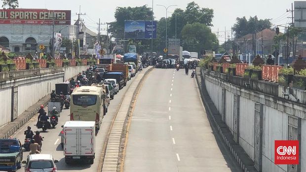Aremania Aksi Lumpuhkan Jalan Utama Malang Raya 135 Menit Kelompok suporter Arema FC, Aremania, kembali melakukan demontrasi menuntut pengusutan Tragedi Kanjuruhan. Aksi itu mereka lakukan dengan menutup askes jalan utama Malang Raya, yakni wilayah pintu masuk Exit Tol Karanglo, Kabupaten Malang selama 135 menit.