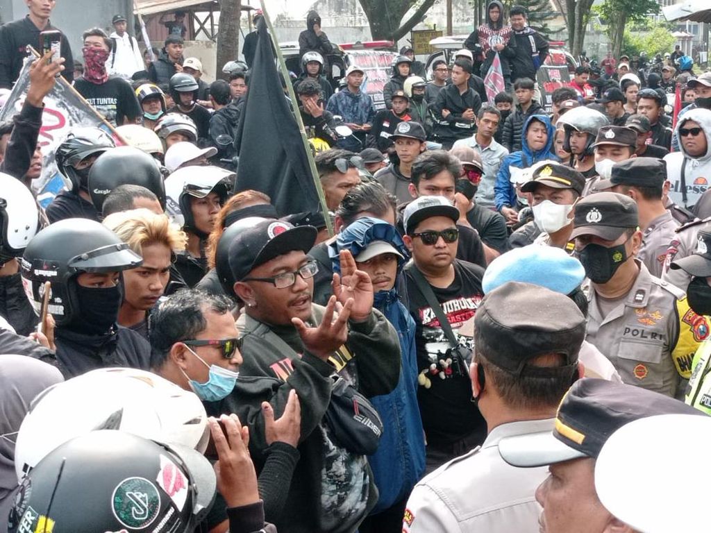 Aksi Aremania Macetkan Malang-Surabaya 3 Km hingga Sujud di Hadapan Polisi